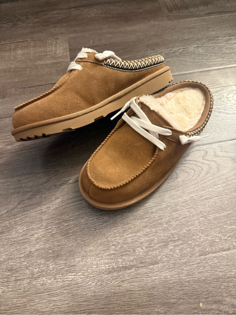 Uggs womens's Casual Suede Slip-On Moccasin with Sherpa Lining - chestnut